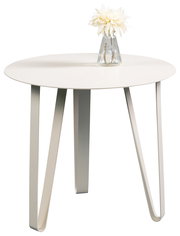 Moderner weißer Beistelltisch mit runder Tischplatte und geschwungenen Metallbeinen, darauf steht eine Vase mit weißen Blumen, seitliche Perspektive