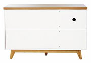 Moderne Kommode mit weißer Front und Holzdetails, frontal betrachtet