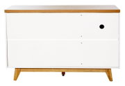 Moderne Kommode mit weißer Front und Holzdetails, frontal betrachtet