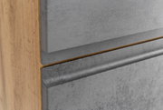 Nahaufnahme eines Hochschranks mit Holz- und grauen Metallelementen, seitliche Perspektive