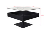 Moderner Couchtisch mit quadratischer Marmorplatte und schwarzem Untergestell, seitliche Perspektive.