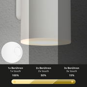 Nahaufnahme einer Akku-Außenwandleuchte mit Touch-Steuerung, die in drei Stufen dimmbar ist. Perspektive von unten.