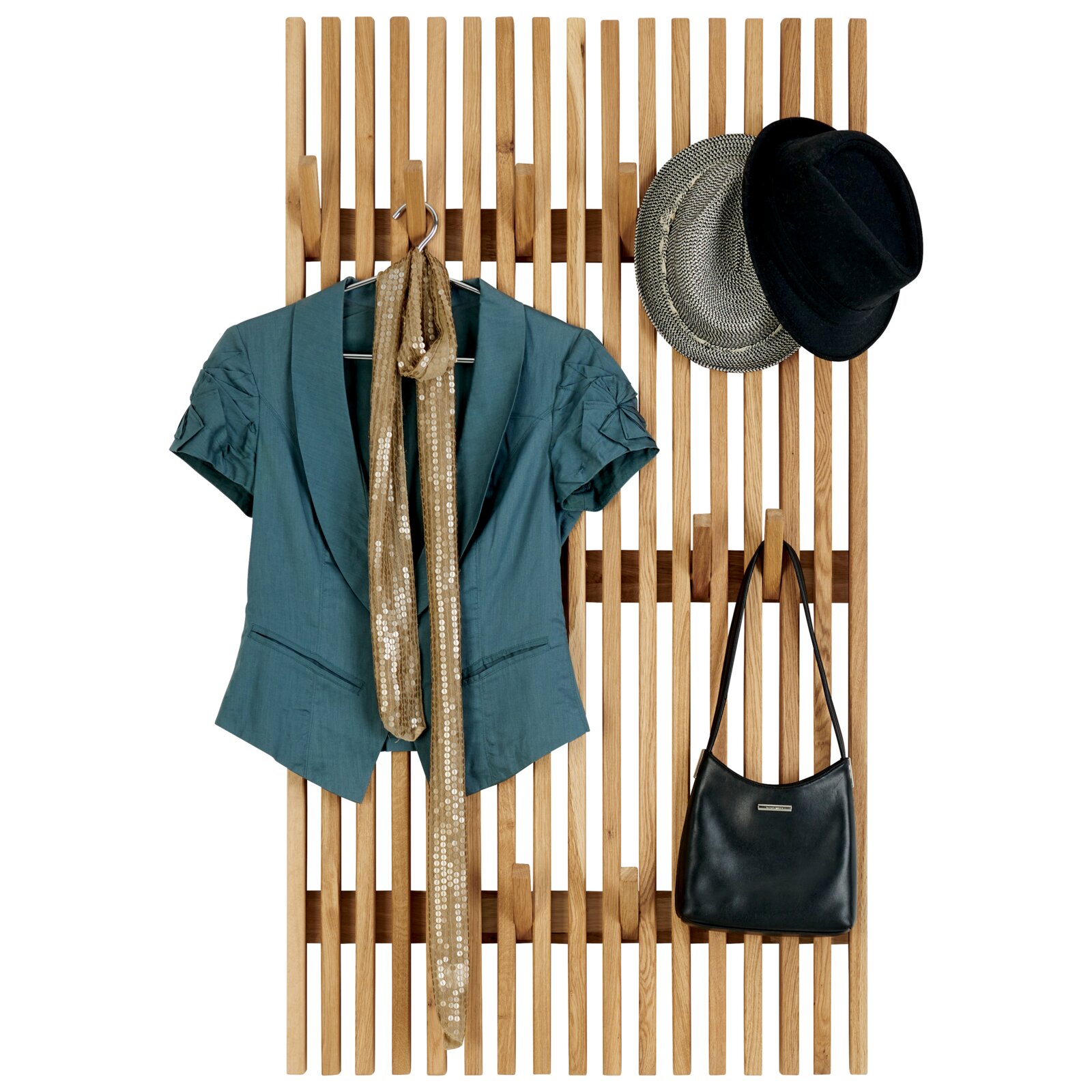 Wandgarderobe aus hellem Holz mit vertikalen Latten, von vorn fotografiert, mit türkisfarbenem Blazer, goldenem Pailletten-Schal, zwei Hüten und schwarzer Handtasche