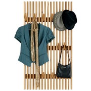 Wandgarderobe aus hellem Holz mit vertikalen Latten, von vorn fotografiert, mit türkisfarbenem Blazer, goldenem Pailletten-Schal, zwei Hüten und schwarzer Handtasche