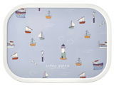 Rechteckiges Tablett mit maritimem Design, das Boote, einen Leuchtturm und Möwen auf hellblauem Hintergrund zeigt. Draufsicht.