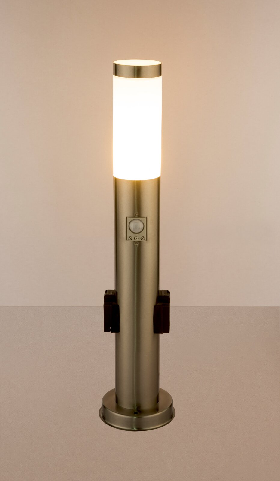 Moderne Außenleuchte aus Edelstahl mit zylindrischem Design und leuchtendem oberen Teil, frontal abgebildet.