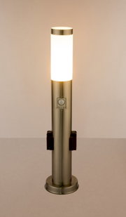 Moderne Außenleuchte aus Edelstahl mit zylindrischem Design und leuchtendem oberen Teil, frontal abgebildet.