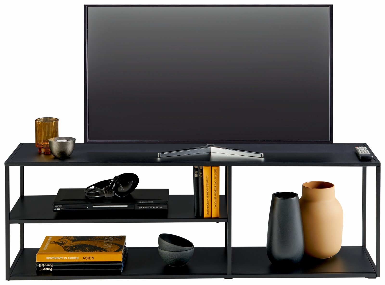Frontale Ansicht eines modernen TV-Regalelements mit Dekorationen wie Vasen, Büchern und Kerzen.