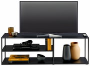 Frontale Ansicht eines modernen TV-Regalelements mit Dekorationen wie Vasen, Büchern und Kerzen.