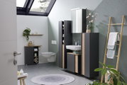 Moderner Waschbeckenunterschrank in einem stilvoll eingerichteten Badezimmer, seitliche Perspektive