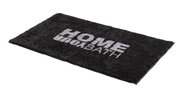 Grauer Badteppich mit der Aufschrift 'HOME BATH', perspektivisch von der Seite fotografiert.