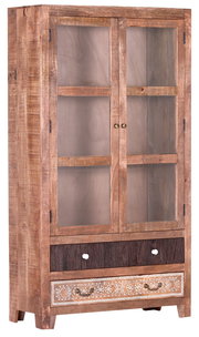 Holzvitrine mit Glastüren und Schubladen, frontal fotografiert