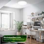 Runde weiße LED-Deckenleuchte mit neutralweißem Licht in einem modernen Homeoffice, aus der Raumperspektive schräg von unten betrachtet