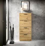 Schuhkipper aus Holz mit vier Klappen, frontal fotografiert, in einem modernen Raum mit grauer Wand und Dekoration.