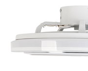 Nahaufnahme eines weißen Deckenventilators von der Seite