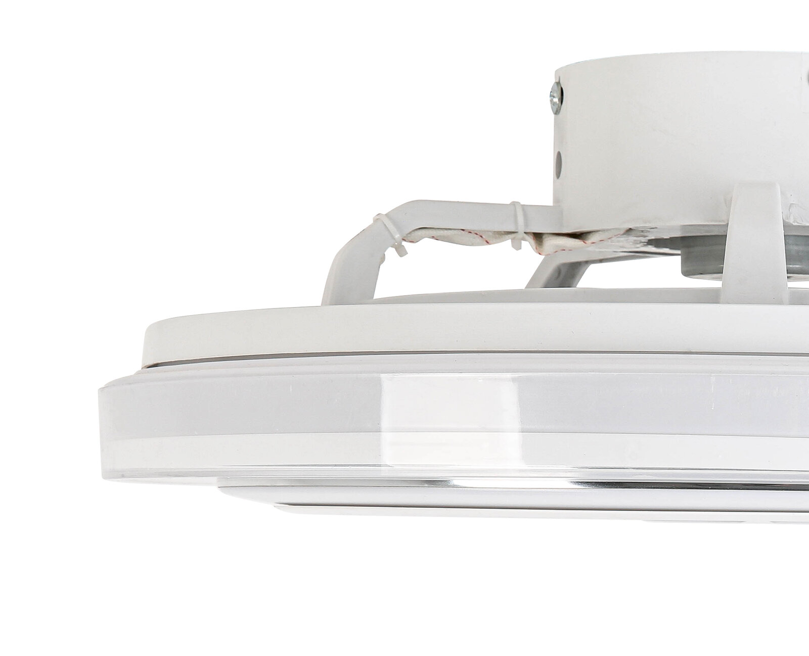 Nahaufnahme eines weißen Deckenventilators von der Seite