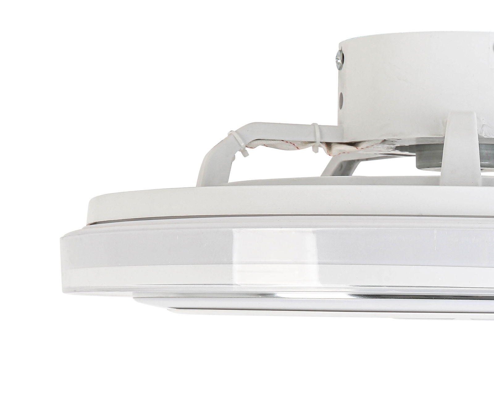 Nahaufnahme eines weißen Deckenventilators von der Seite