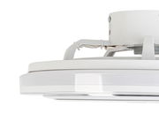 Nahaufnahme eines weißen Deckenventilators von der Seite