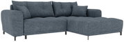Blaues Ecksofa mit Recamiere rechts, strukturierter Stoffbezug, breite Armlehnen und lose Rückenkissen, freigestellt auf weißem Hintergrund, Perspektive: Frontansicht leicht schräg von links.