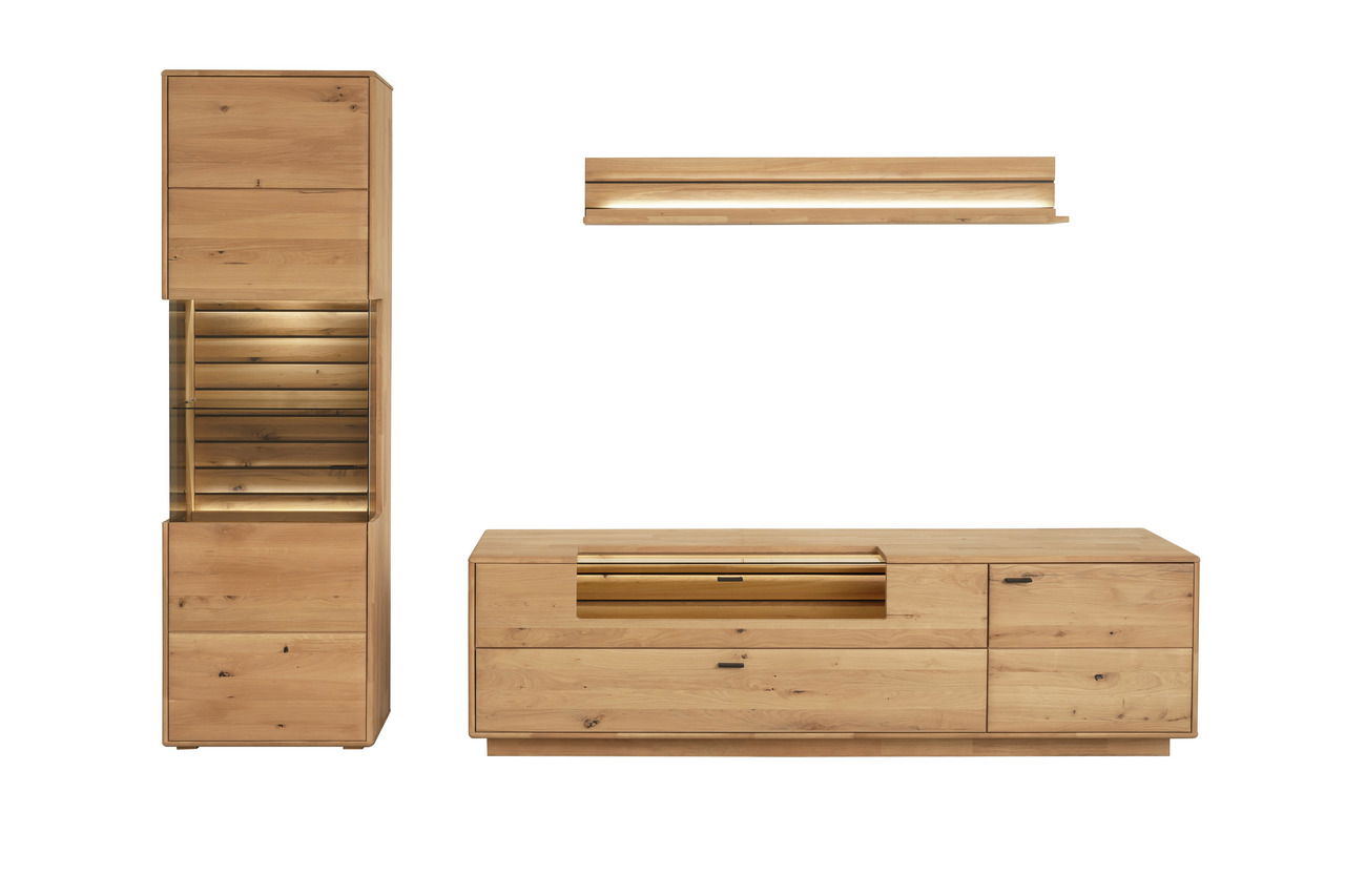 Linea Natura Wandkombination GEORGIA Frontale Ansicht einer modernen Wandkombination aus Holz mit einem hohen Schrank, einem niedrigen Sideboard und einem Wandregal.