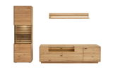 Frontale Ansicht einer modernen Wandkombination aus Holz mit einem hohen Schrank, einem niedrigen Sideboard und einem Wandregal.