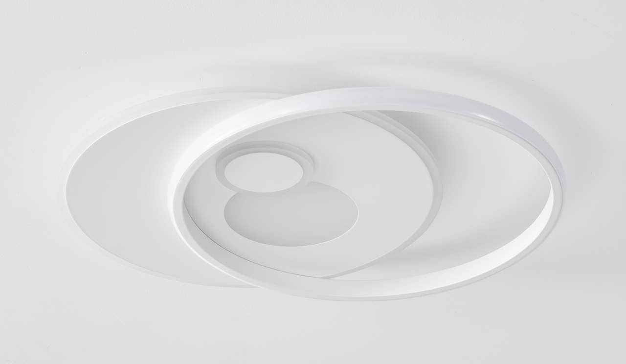 Moderne LED-Deckenleuchte in weißer Farbe, von unten betrachtet, mit kreisförmigem Design und elegantem, geschwungenem Rahmen.