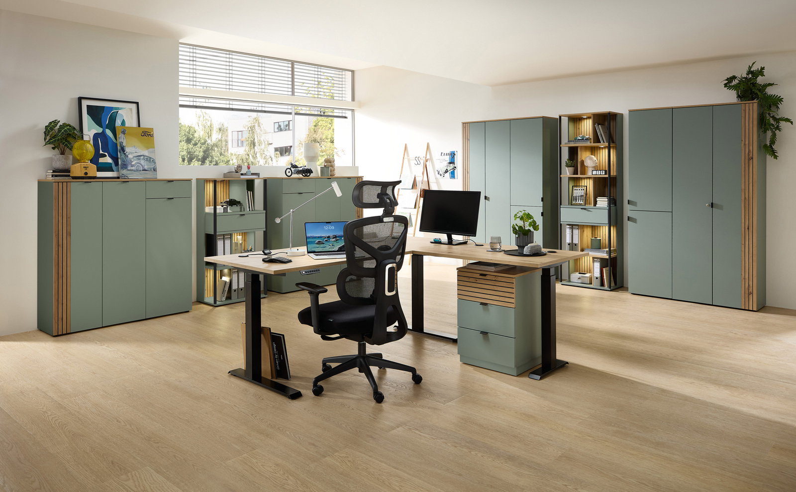 Moderne Büroeinrichtung mit Eckschreibtisch, Büroschränken und Regalen in einem hellen Raum, seitliche Perspektive.