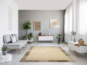 Moderner Wohnraum mit hellem Wollteppich in der Mitte, umgeben von minimalistischen Möbeln und Pflanzen, aus der Perspektive des Raumeingangs betrachtet.