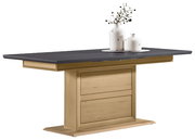 Moderner Funktions-Esstisch mit dunkler Tischplatte und hellem Holzgestell, seitliche Perspektive, dekoriert mit zwei weißen Vasen.