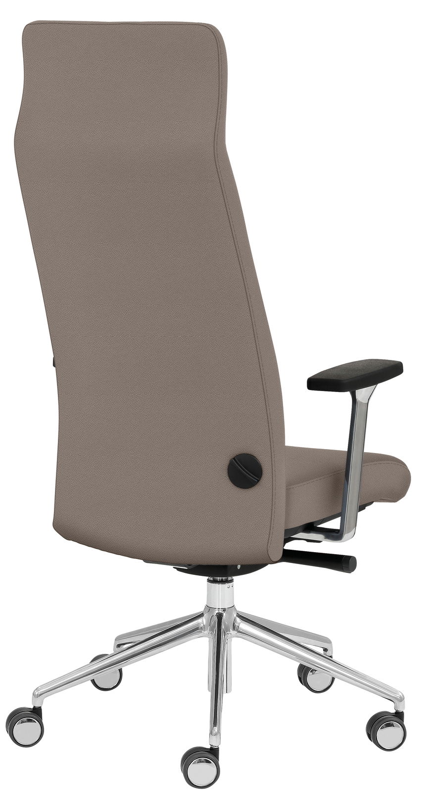 Rückansicht eines modernen Chefsessels mit hoher Rückenlehne, verstellbaren Armlehnen und einem stabilen, verchromten Fußkreuz mit Rollen.