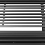 Nahaufnahme einer Gartenbank aus Metall mit horizontalen Streben, von oben betrachtet.