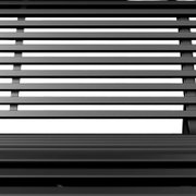 Close-up van een metalen tuinbank met horizontale spijlen, gezien van bovenaf.