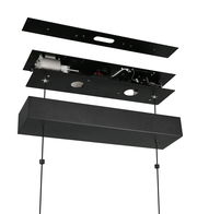 Schwarze Pendelleuchte in Einzelteilen, von unten betrachtet