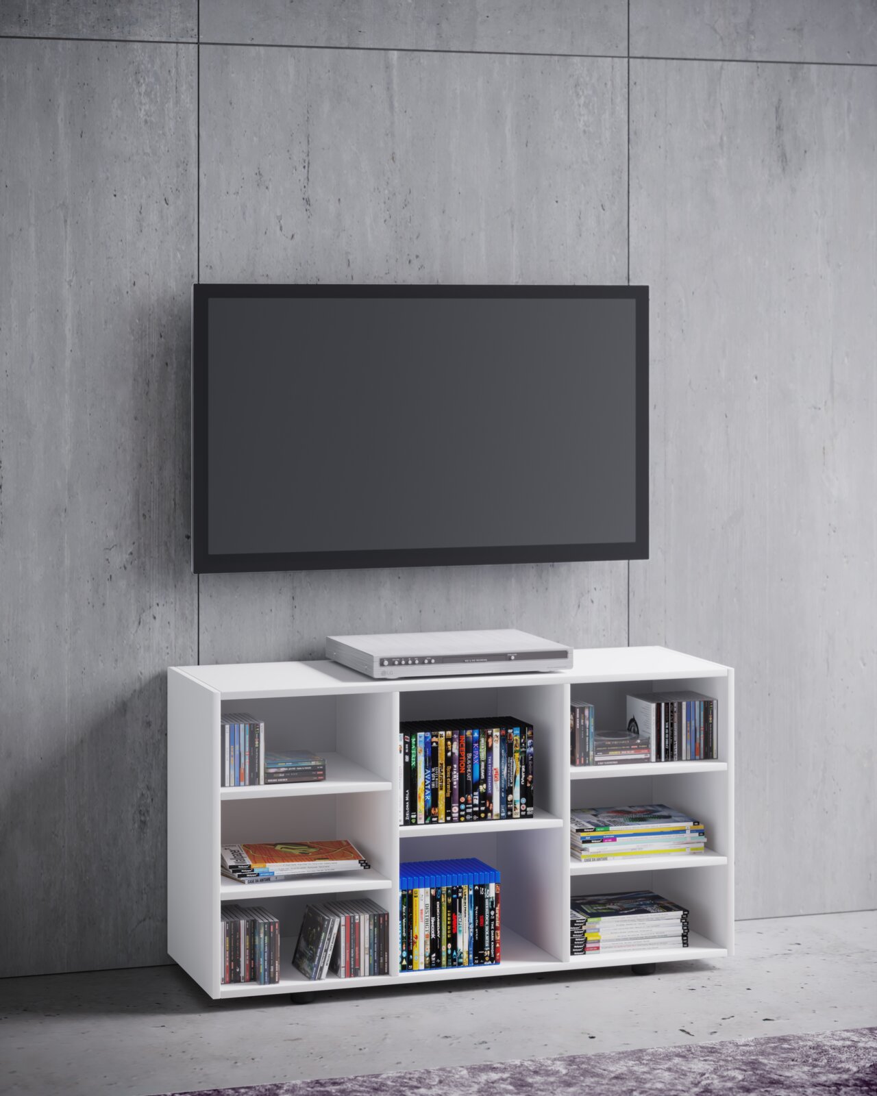 VCM TV-Beistelltisch FETINO Modernes weißes TV-Lowboard/Medienregal mit mehreren offenen Fächern, gefüllt mit DVDs und CDs, darunter kleine Standfüße; darüber ein wandmontierter Flachbildfernseher vor grauer Betonwand, Frontansicht in leichter Untersicht.