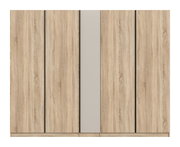 Frontansicht eines modernen Kleiderschranks in heller Holzoptik mit fünf Türen und mittlerer, vertikaler Absetzung in Beige