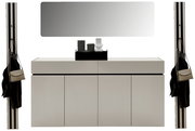 Frontale Ansicht eines modernen Garderoben-Sets in Kaschmirfarbe mit Spiegel, Schrank und Haken für Taschen und Jacken.