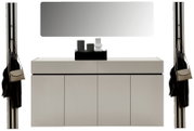 Frontale Ansicht eines modernen Garderoben-Sets in Kaschmirfarbe mit Spiegel, Schrank und Haken für Taschen und Jacken.