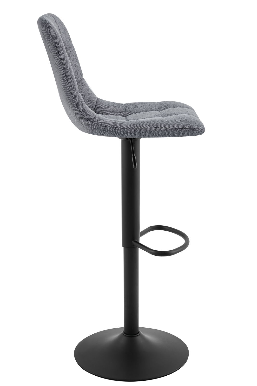 Grauer Barhocker mit gepolsterter Sitzfläche und Rückenlehne, schwarzem Standfuß und Fußstütze, seitliche Perspektive