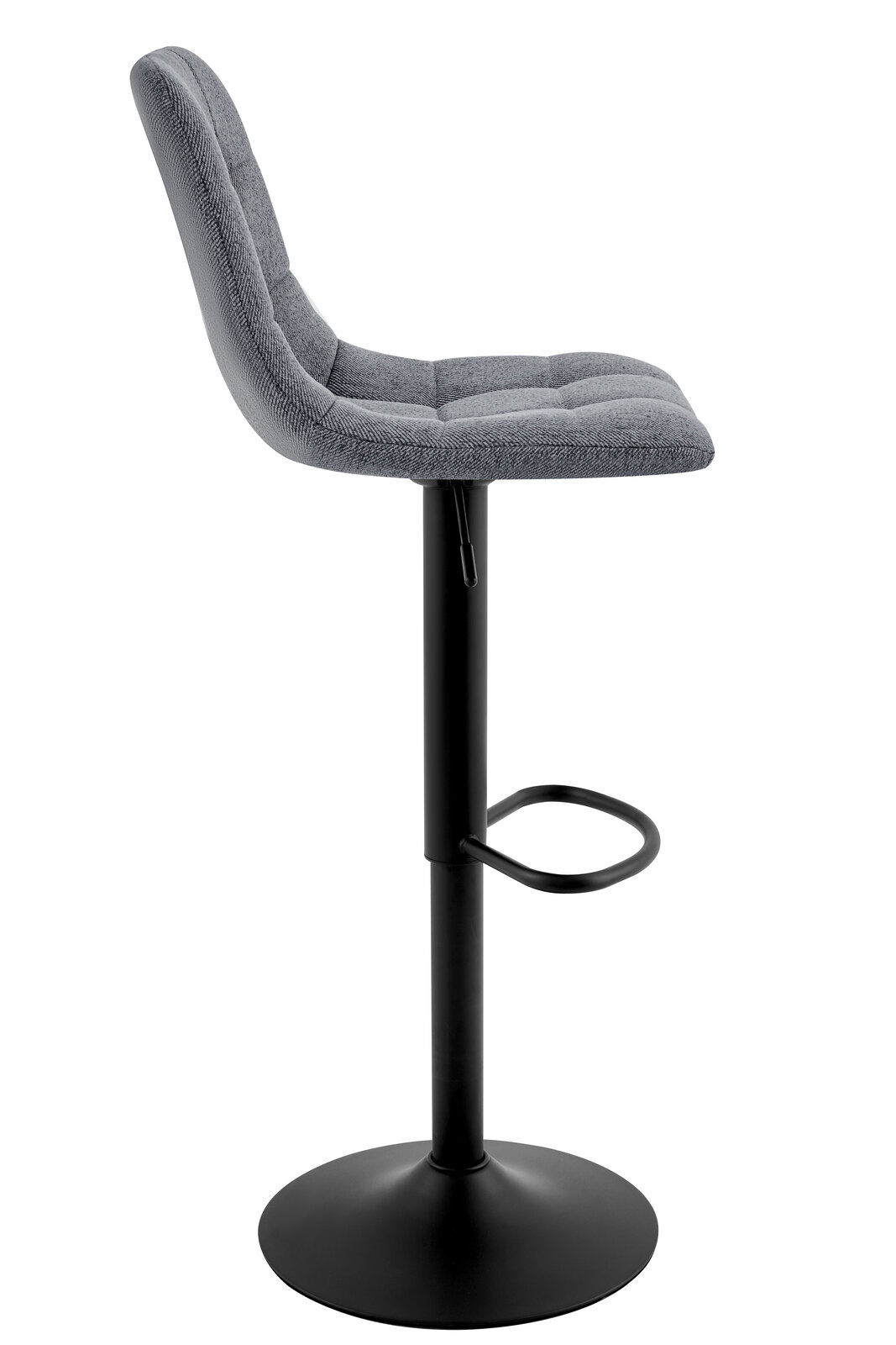 Grauer Barhocker mit gepolsterter Sitzfläche und Rückenlehne, schwarzem Standfuß und Fußstütze, seitliche Perspektive