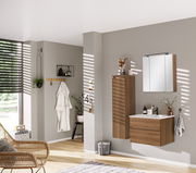 Moderner Badblock in Holzoptik mit Waschbecken und Spiegel, seitliche Perspektive