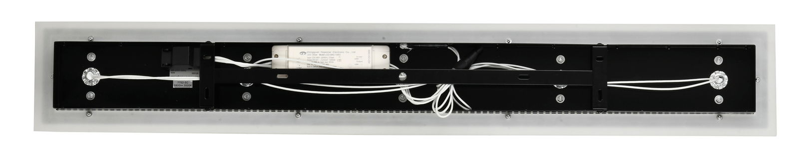 Rückansicht einer rechteckigen LED-Deckenleuchte mit sichtbaren Kabeln und Befestigungselementen.