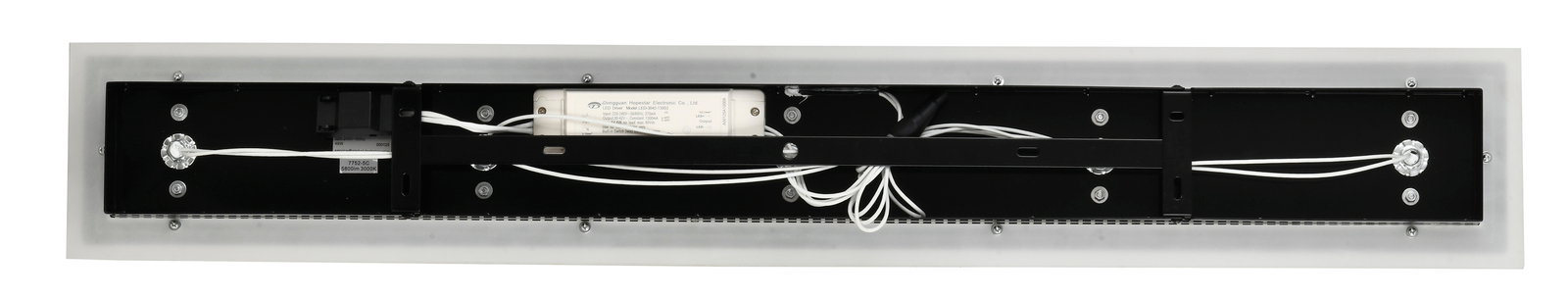 Rückansicht einer rechteckigen LED-Deckenleuchte mit sichtbaren Kabeln und Befestigungselementen.