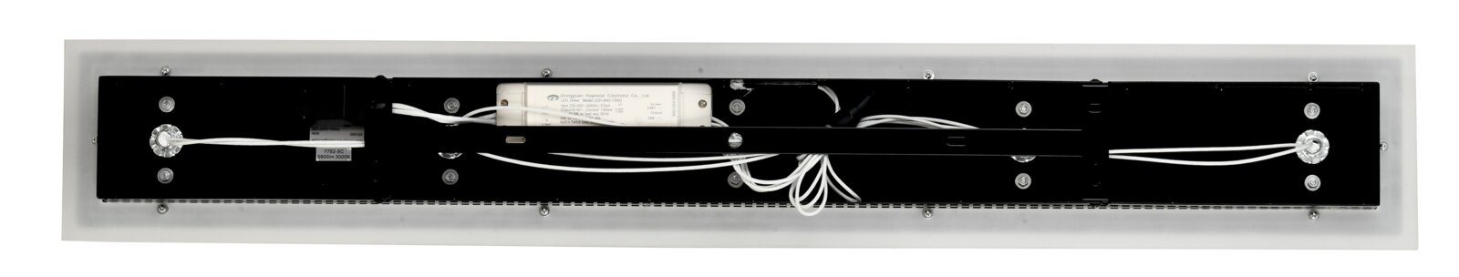 Achterkant van een rechthoekige led-plafondlamp met zichtbare kabels en bevestigingselementen.