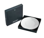 Vooraanzicht van een ontbijtbordenset in een elegante, donkere geschenkdoos met het logo 'JOOP!'