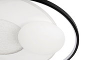 Close-up van een moderne led-plafondlamp met een cirkelvormig ontwerp en contrasterende zwarte en witte elementen.