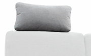 Graue Kopfstütze auf einem Sofa, Vorderansicht