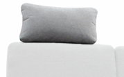 Graue Kopfstütze auf einem Sofa, Vorderansicht
