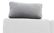 Graue Kopfstütze auf einem Sofa, Vorderansicht