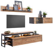 Moderne Wohnwand in Holzoptik mit Regalen, Schränken und Dekorationen, frontal betrachtet.