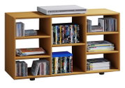 Modernes, niedriges Medienregal/TV-Lowboard in heller Holzoptik mit mehreren offenen Fächern, gefüllt mit CDs, DVDs und Zeitschriften, oben steht ein silberner DVD-Player; Ansicht schräg von vorn.